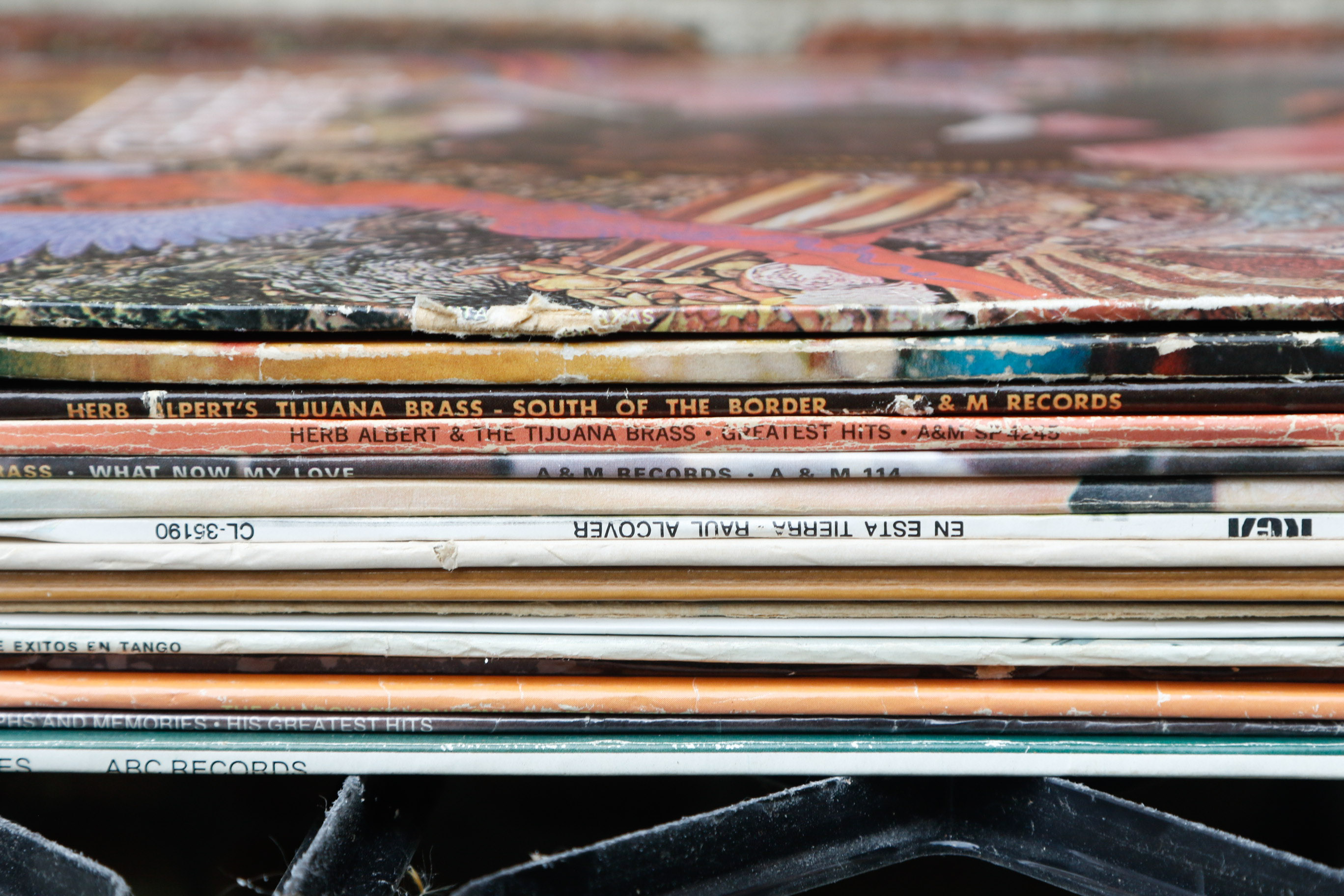Electrohome Saturn Apollo Turntable With Speakers and Records