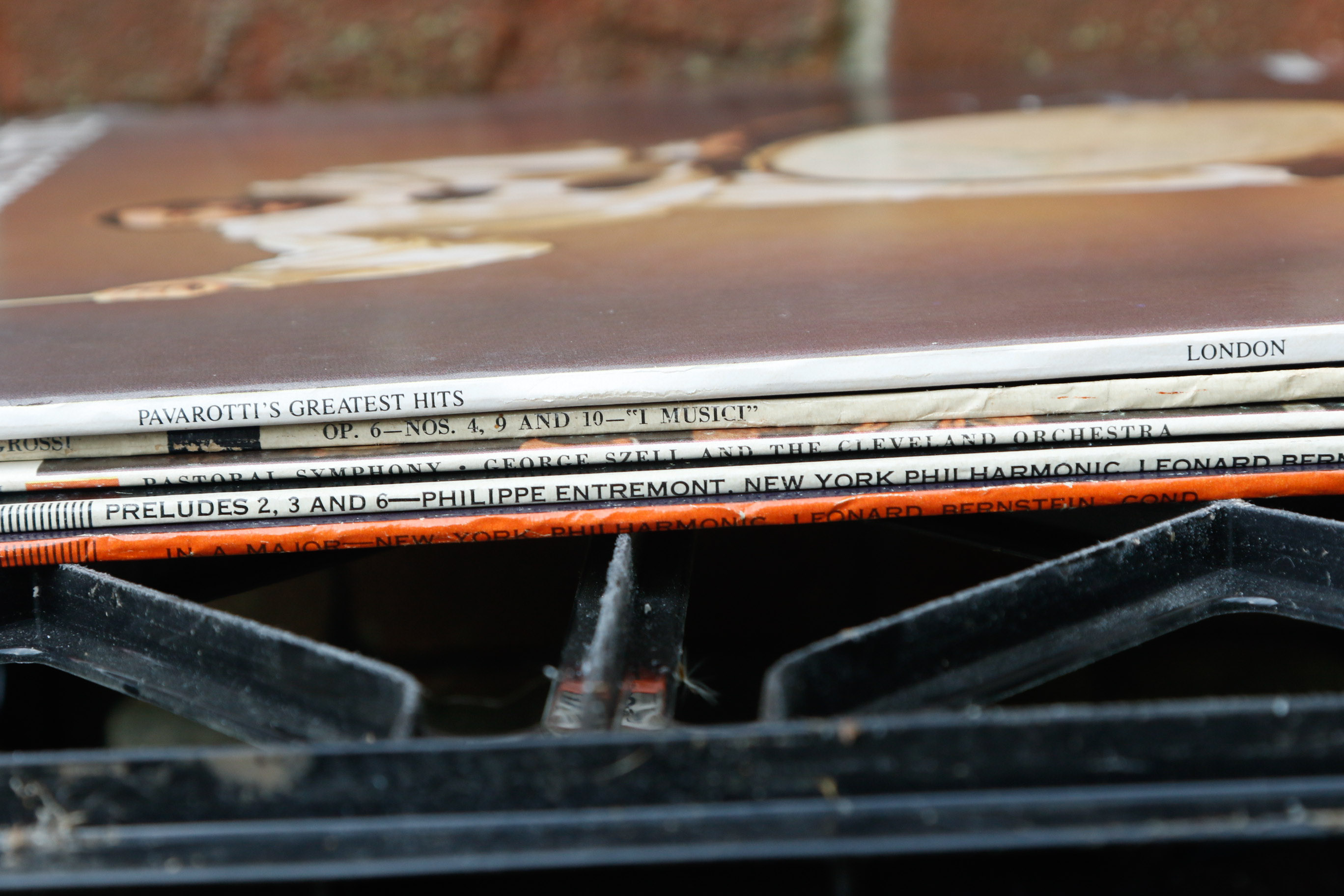Electrohome Saturn Apollo Turntable With Speakers and Records