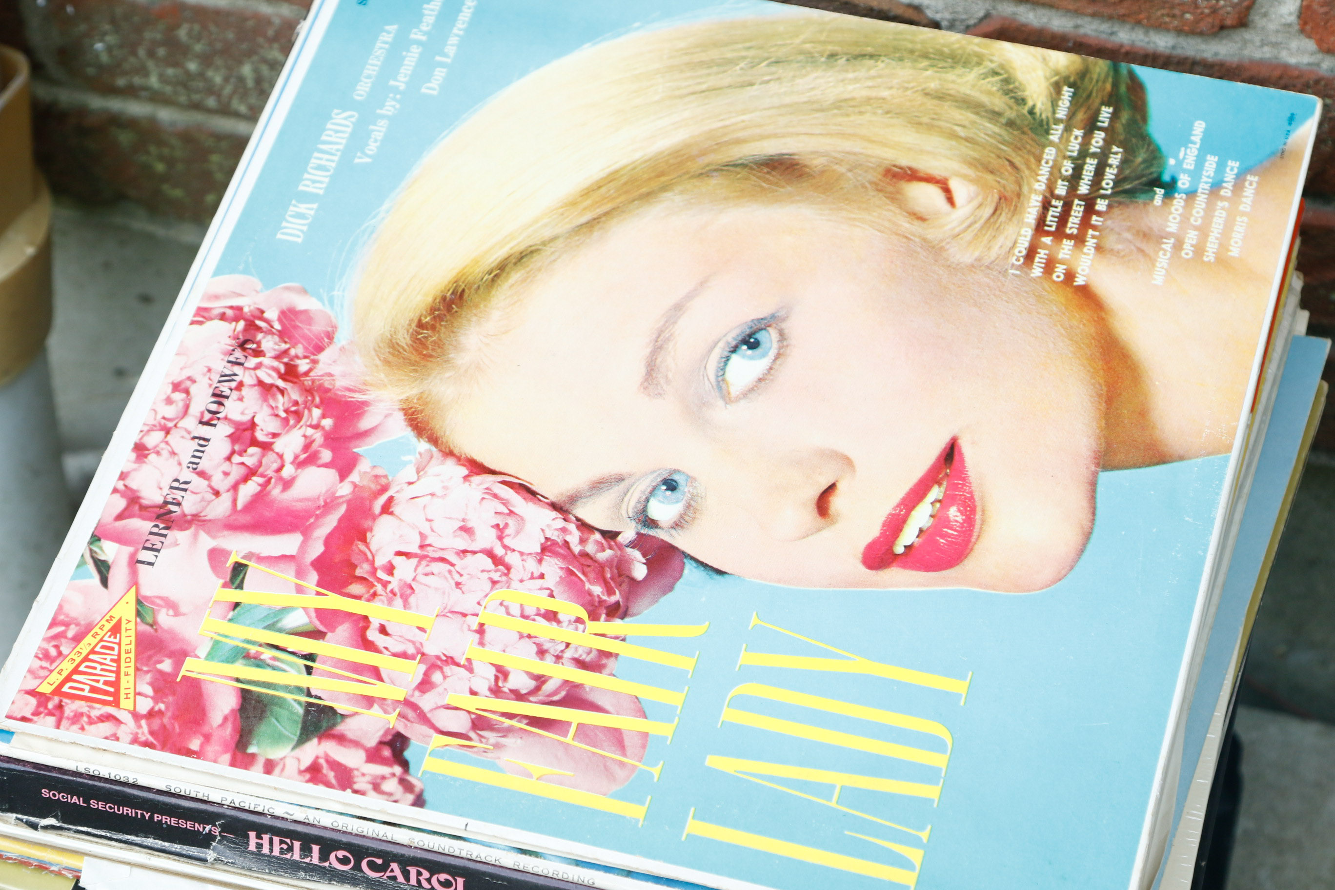 Electrohome Saturn Apollo Turntable With Speakers and Records