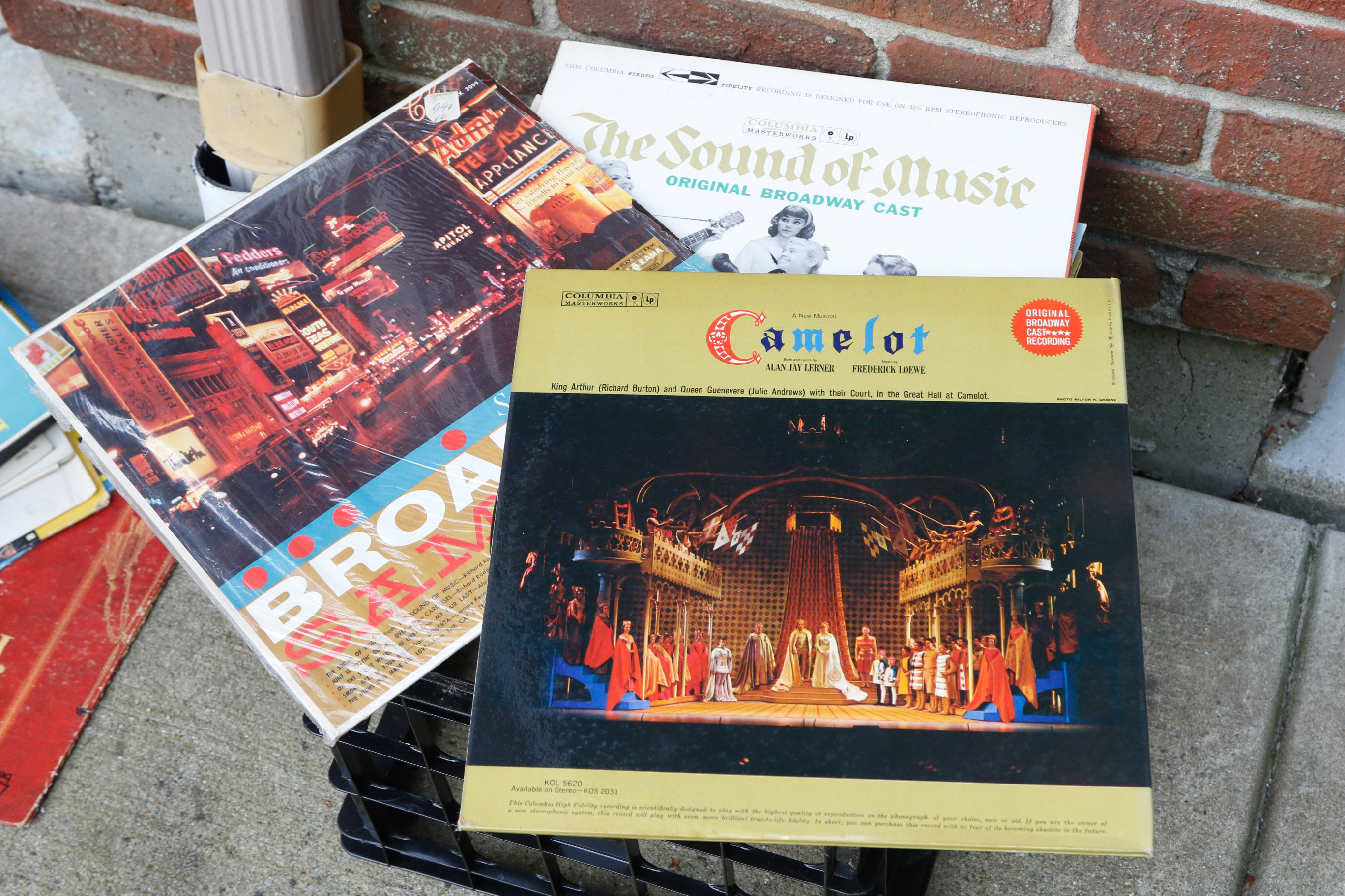 Electrohome Saturn Apollo Turntable With Speakers and Records