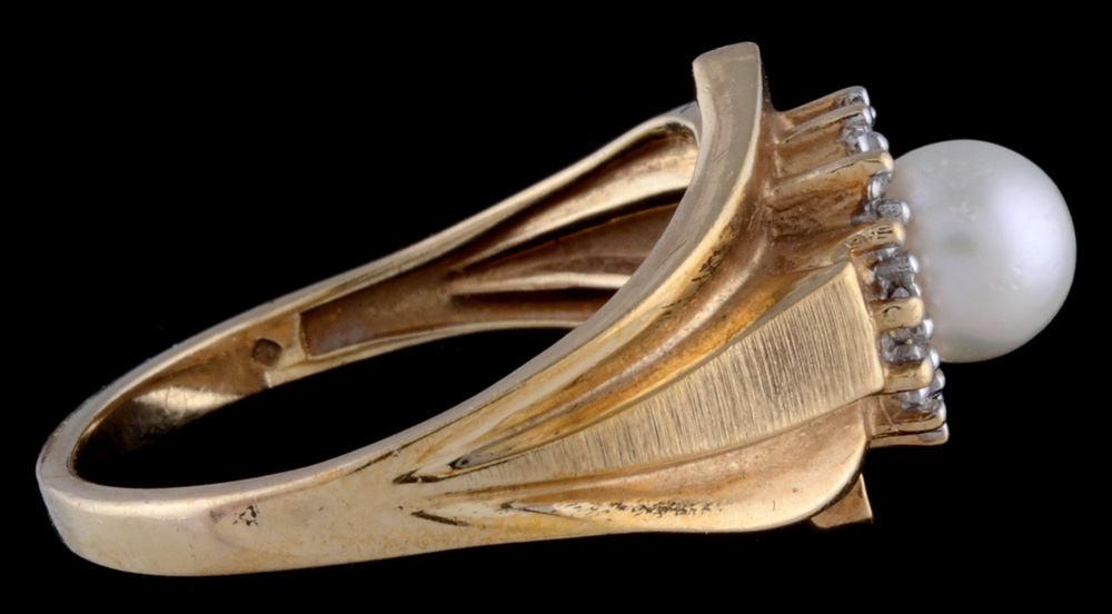 Vintage 10K Yellow Gold Freshwater Cultured Pearl and Diamond Ring