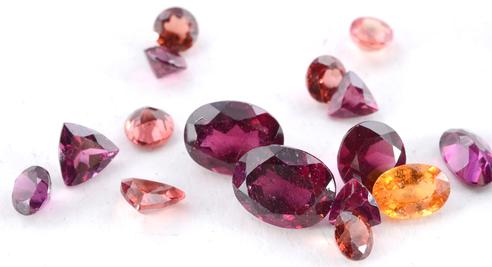 Mixed Species of Loose Garnets Gemstones, 13.29 CTW