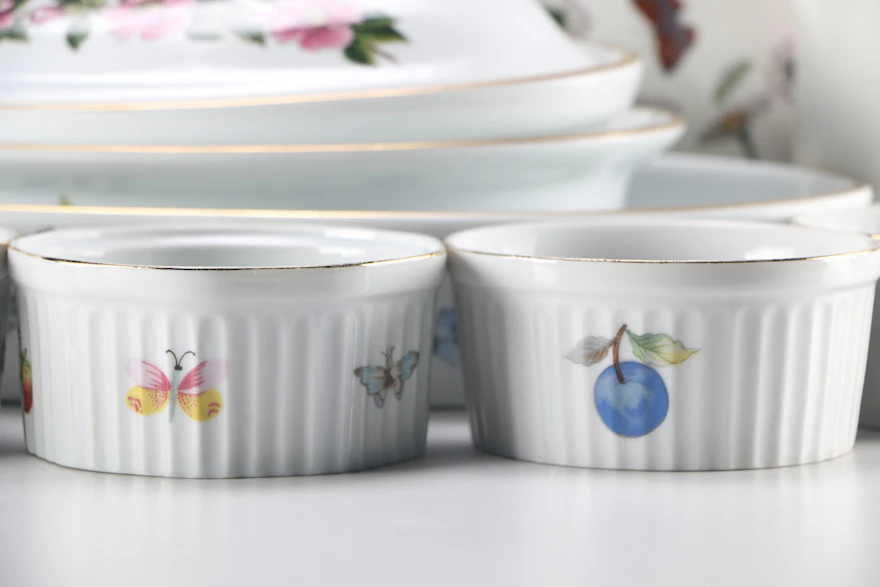 Set of Botanic-Themed China Dishes | EBTH