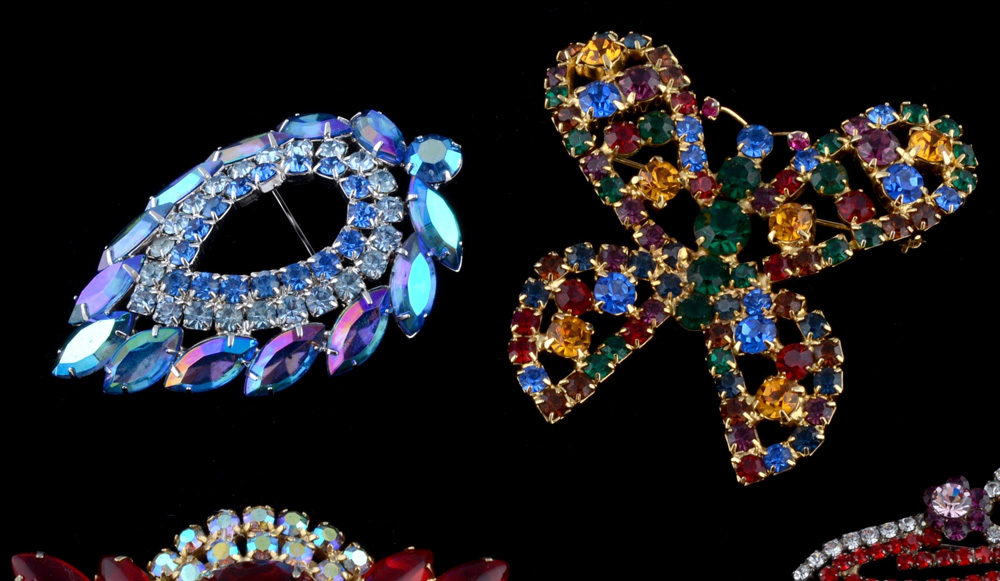 Five Vintage Brooches Including Sarah Coventry