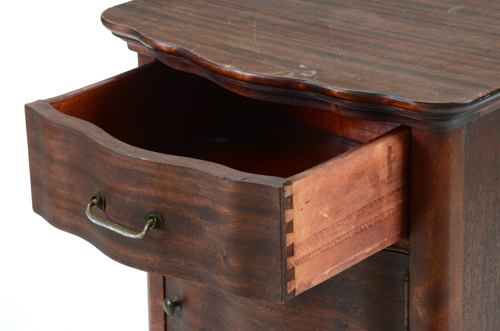 Mahogany Veneer Serpentine Front Cabinet