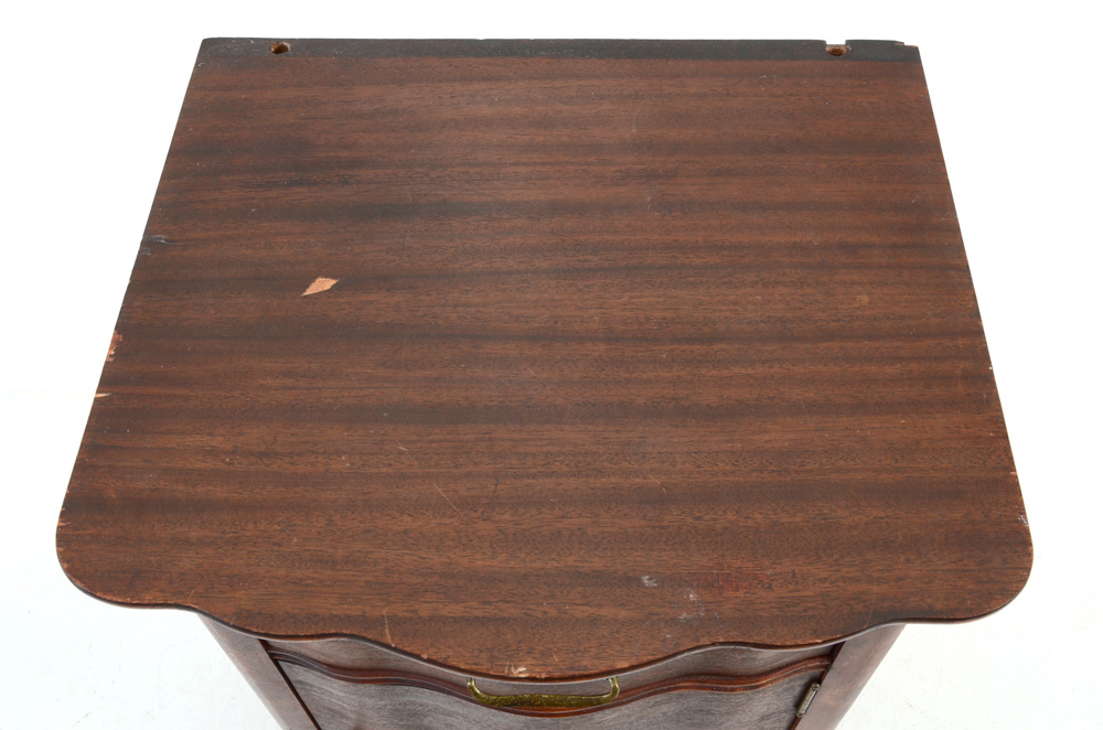 Mahogany Veneer Serpentine Front Cabinet