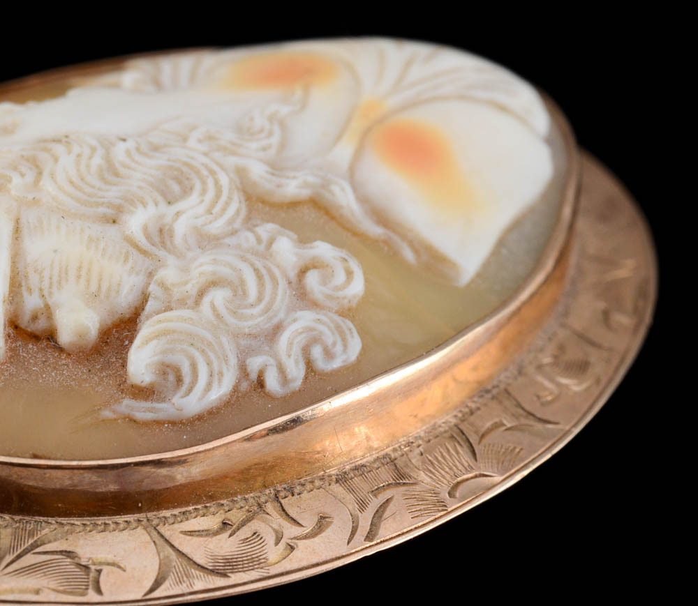 Victorian Engraved 10K Yellow Gold Hand Carved Shell Cameo Brooch/Pendant