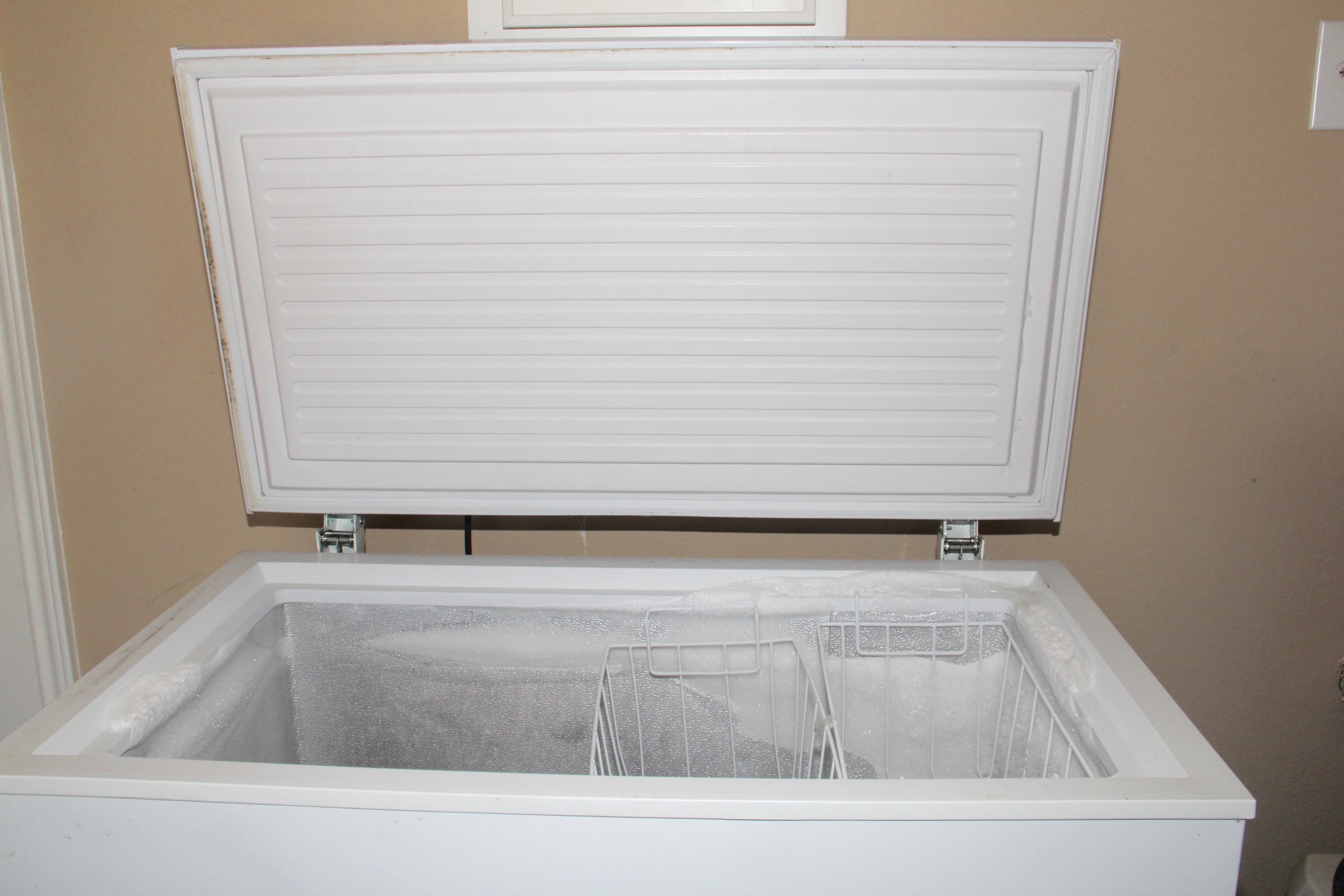 General Electric Lidded Deep Freezer