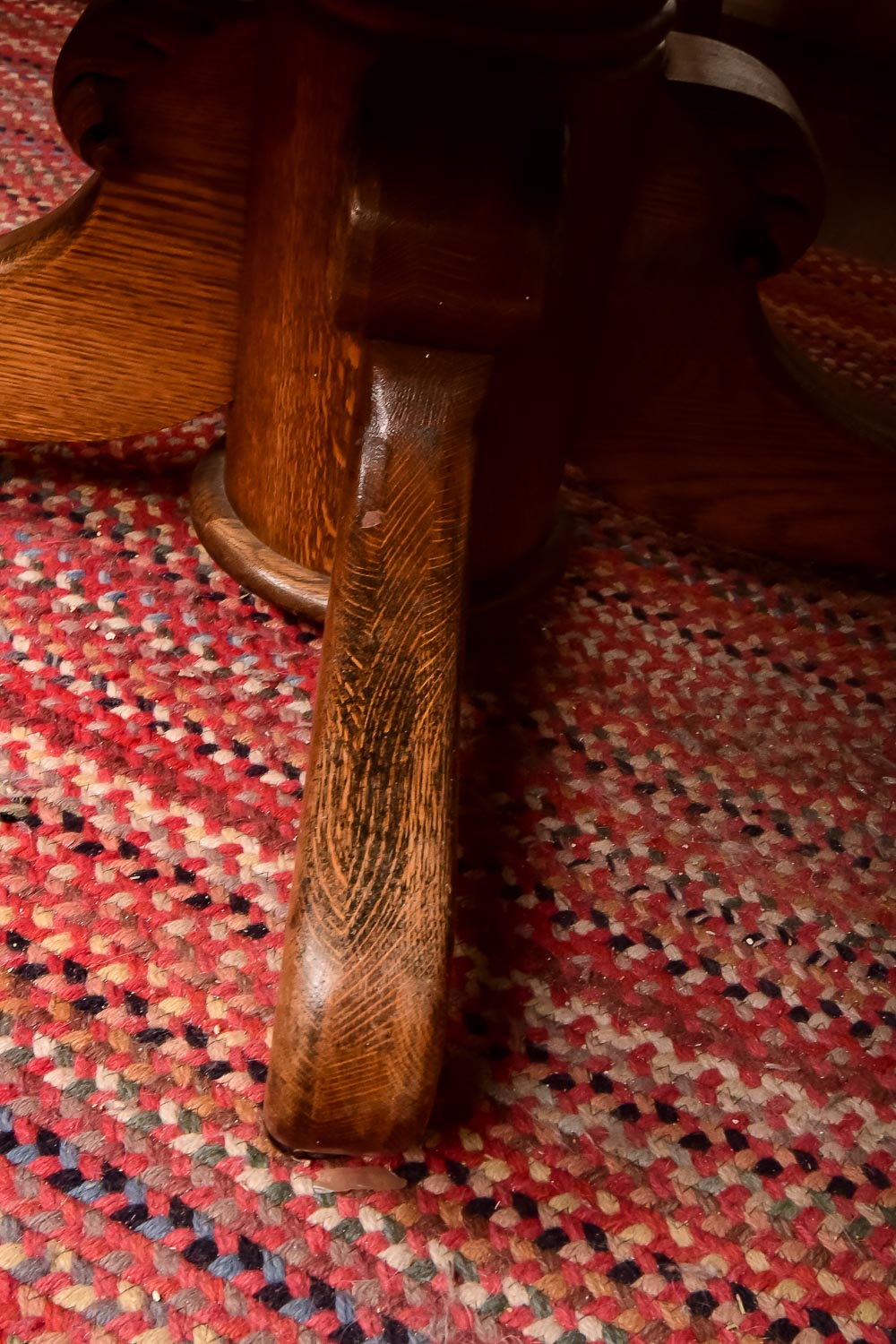 Quartersewn Oak Wood Pedestal Table