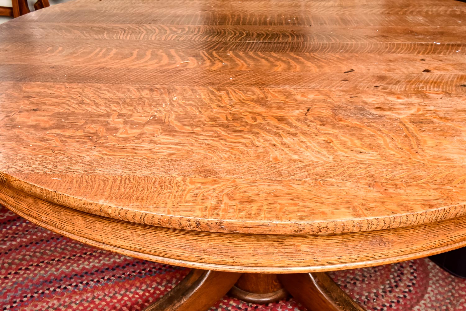 Quartersewn Oak Wood Pedestal Table