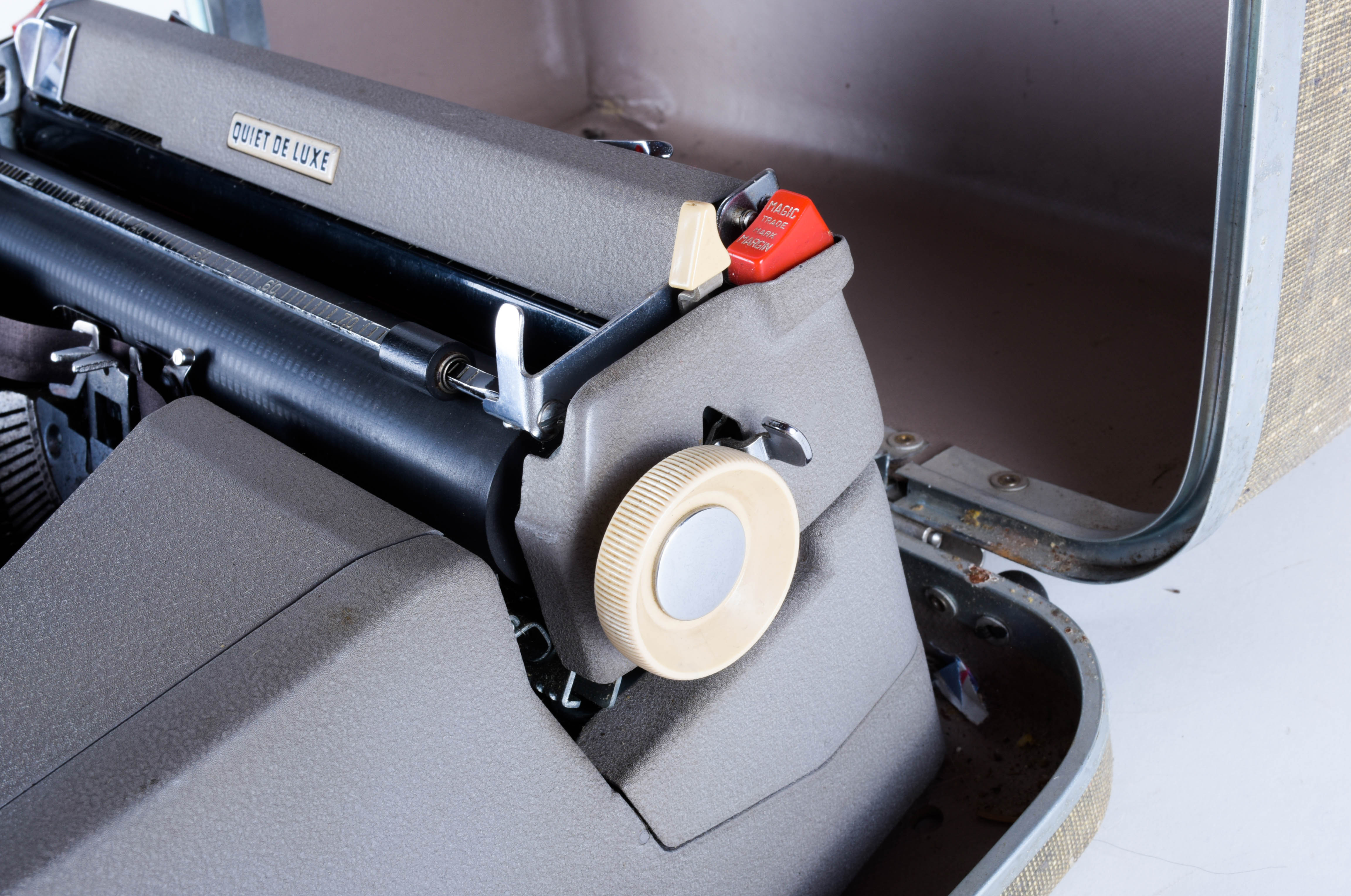 Vintage Royal Quiet De Luxe Typewriter