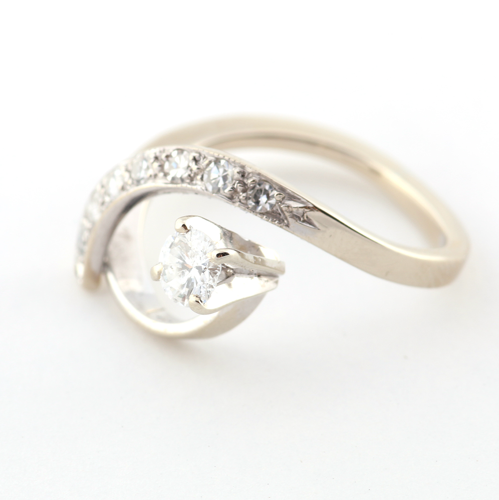 18K White Gold and Diamond Ring with Case