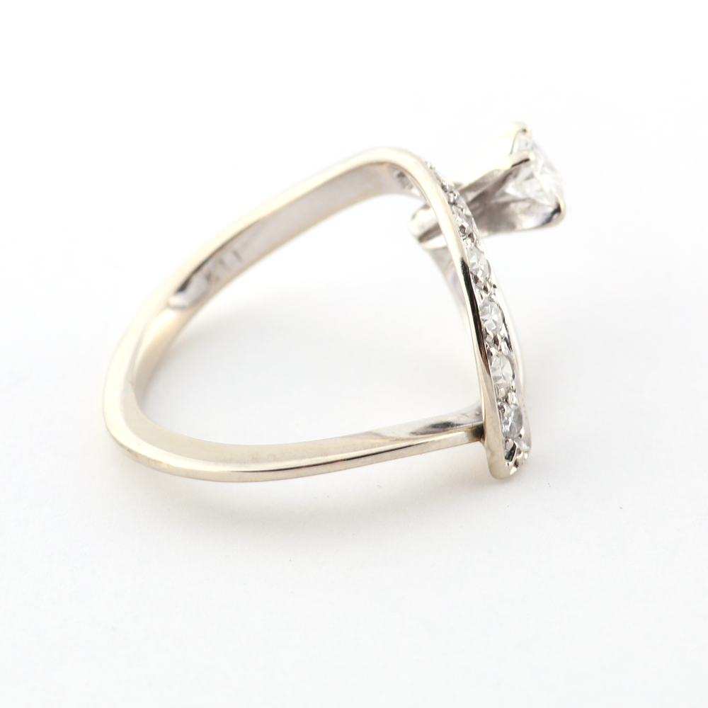 18K White Gold and Diamond Ring with Case