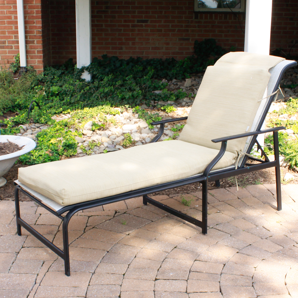 Outdoor Metal Lounge Chair with Cushion