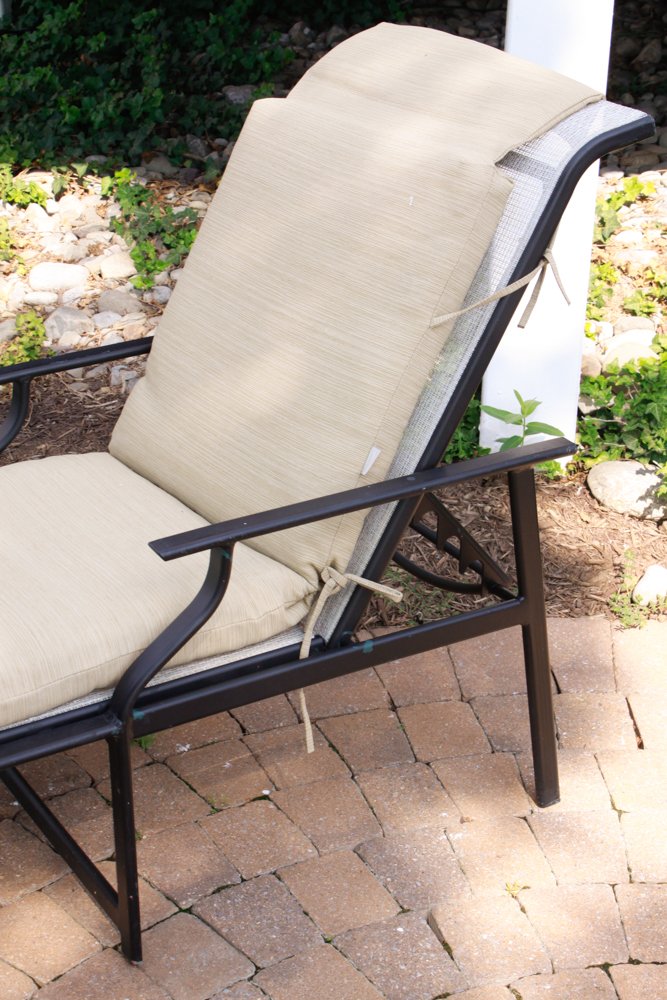 Outdoor Metal Lounge Chair with Cushion