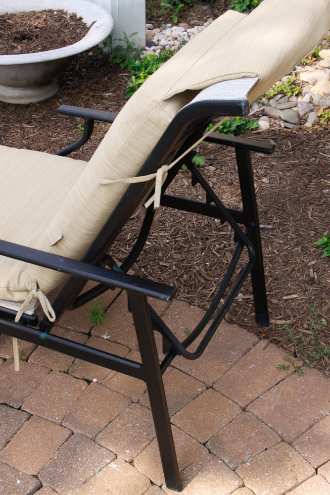 Outdoor Metal Lounge Chair with Cushion