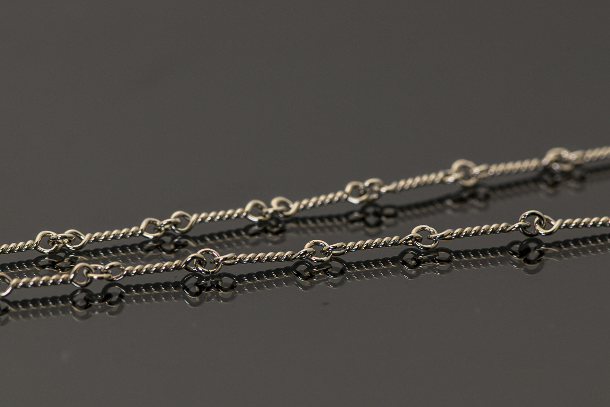 14K White Gold and Graduated Diamond Pendant Necklace