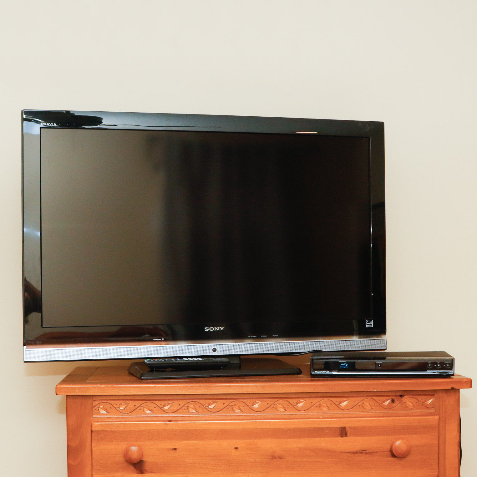 Sony BRAVIA 40" Eco LCD HD Television with Magnavox Blue-Ray Player