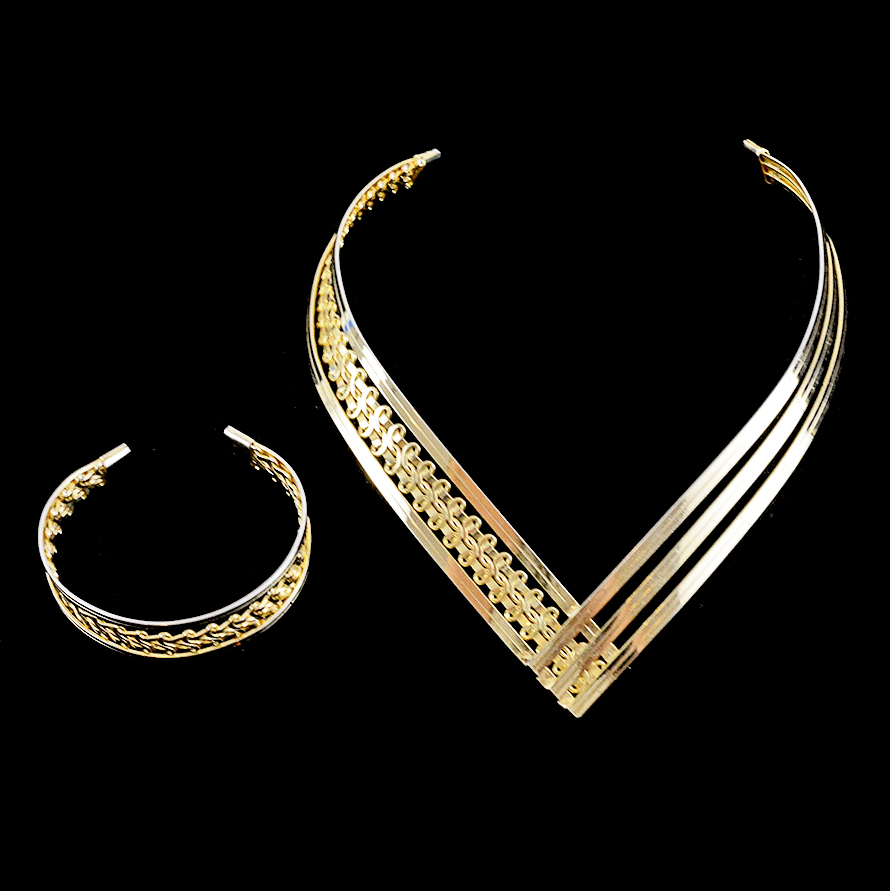 Gold Tone Metal Necklace and Bracelet