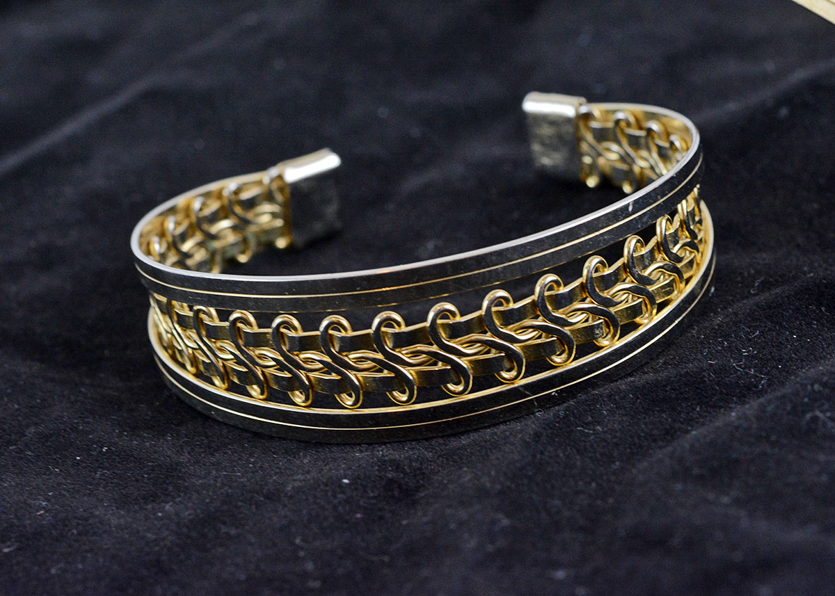 Gold Tone Metal Necklace and Bracelet