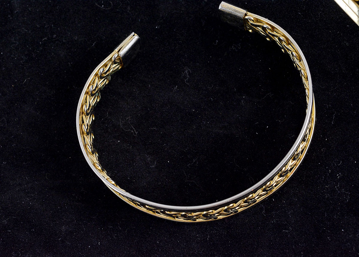 Gold Tone Metal Necklace and Bracelet