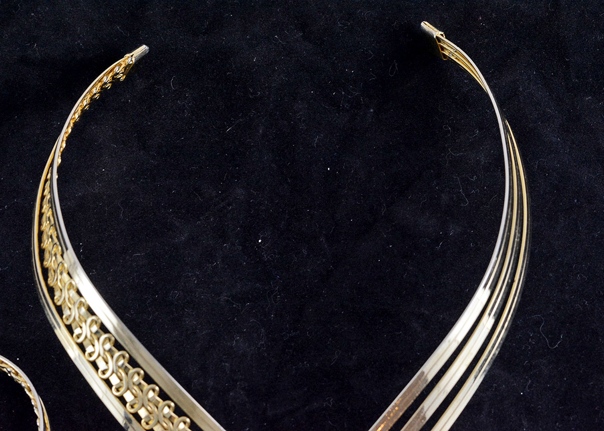 Gold Tone Metal Necklace and Bracelet