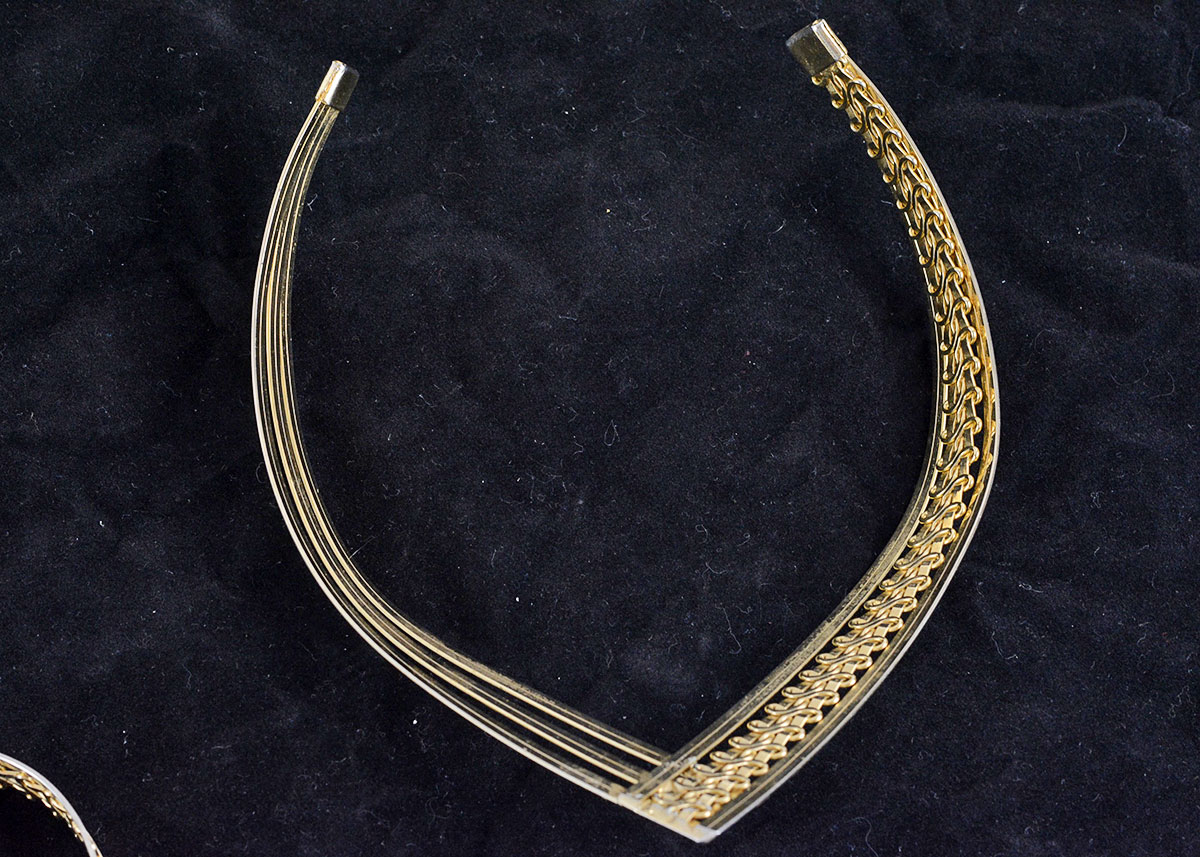Gold Tone Metal Necklace and Bracelet