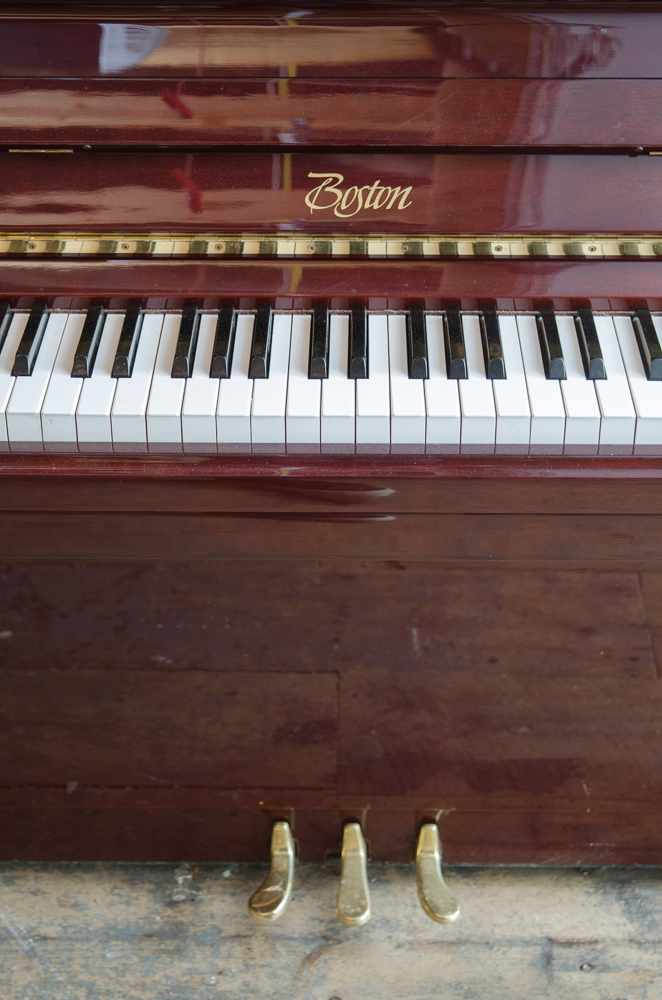 Boston UP-118E Piano Designed by Steinway & Sons with Bench