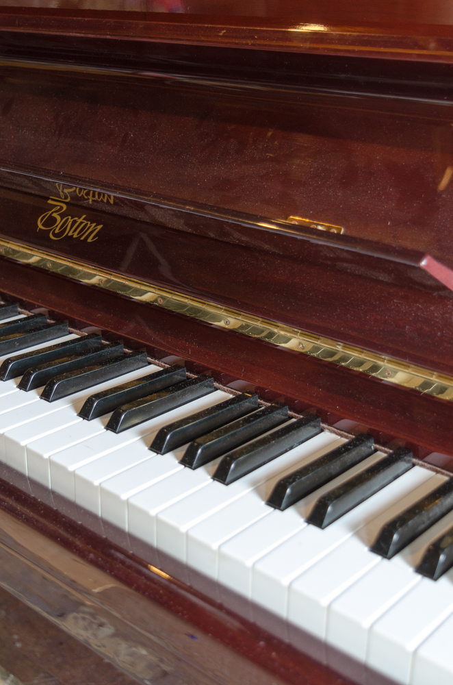 Boston UP-118E Piano Designed by Steinway & Sons with Bench