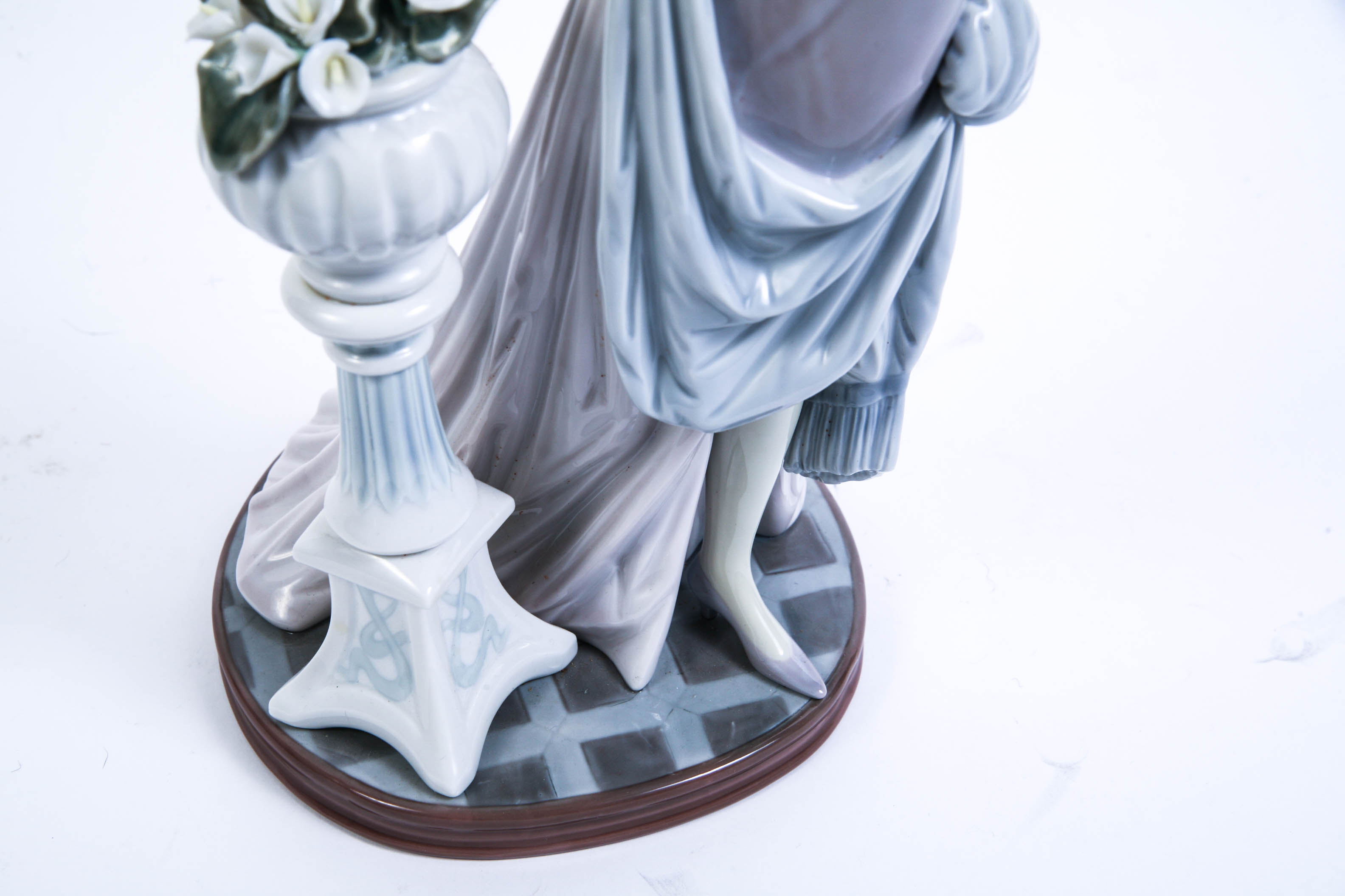 Lladro " Lady with Flowers and Pedestal"