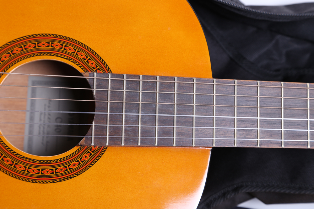 Yamaha C40 Classical Style Acoustic Guitar With Gigbag, Songbooks