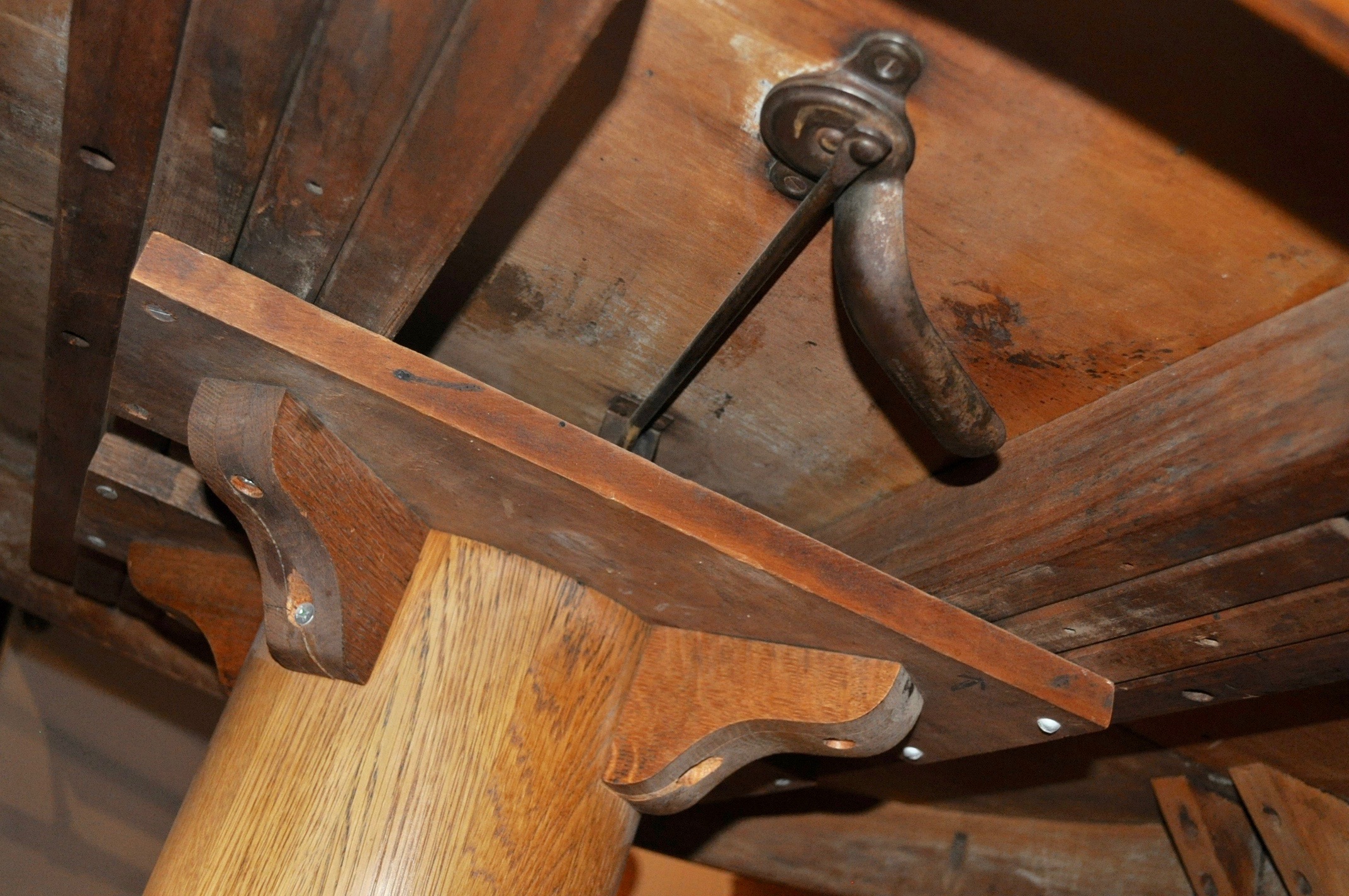 Round Oak Table with Leaf
