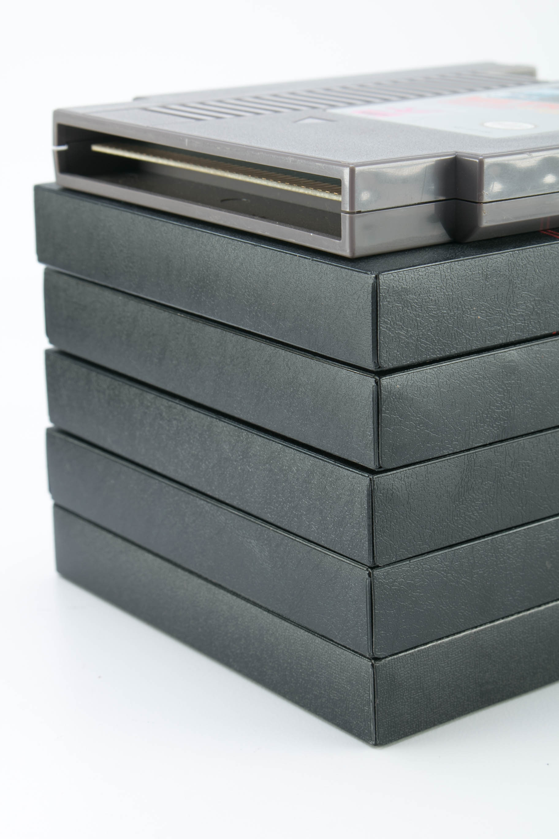 1985 Nintendo NES With Metroid, Castlevania and Other Games