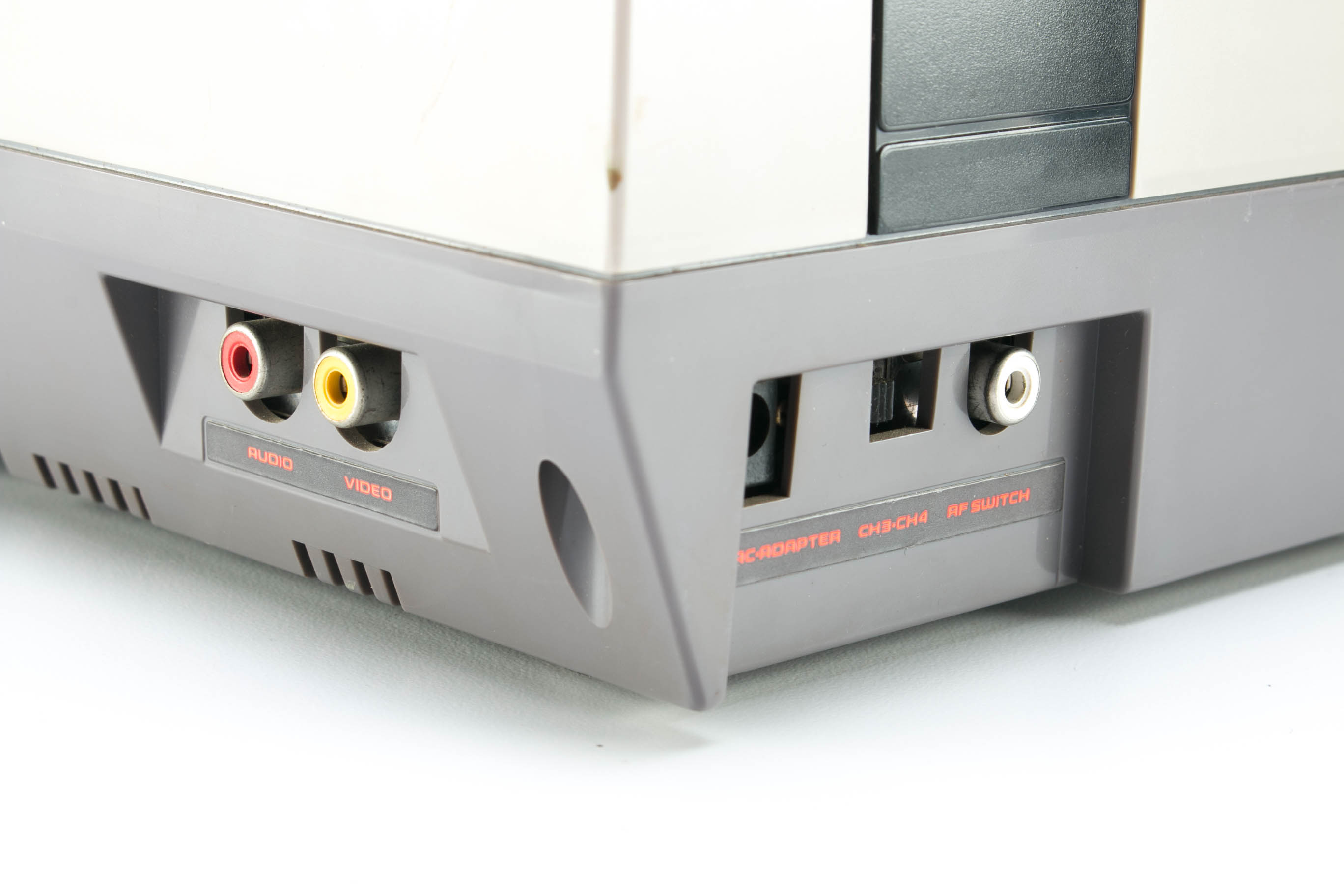 1985 Nintendo NES With Metroid, Castlevania and Other Games