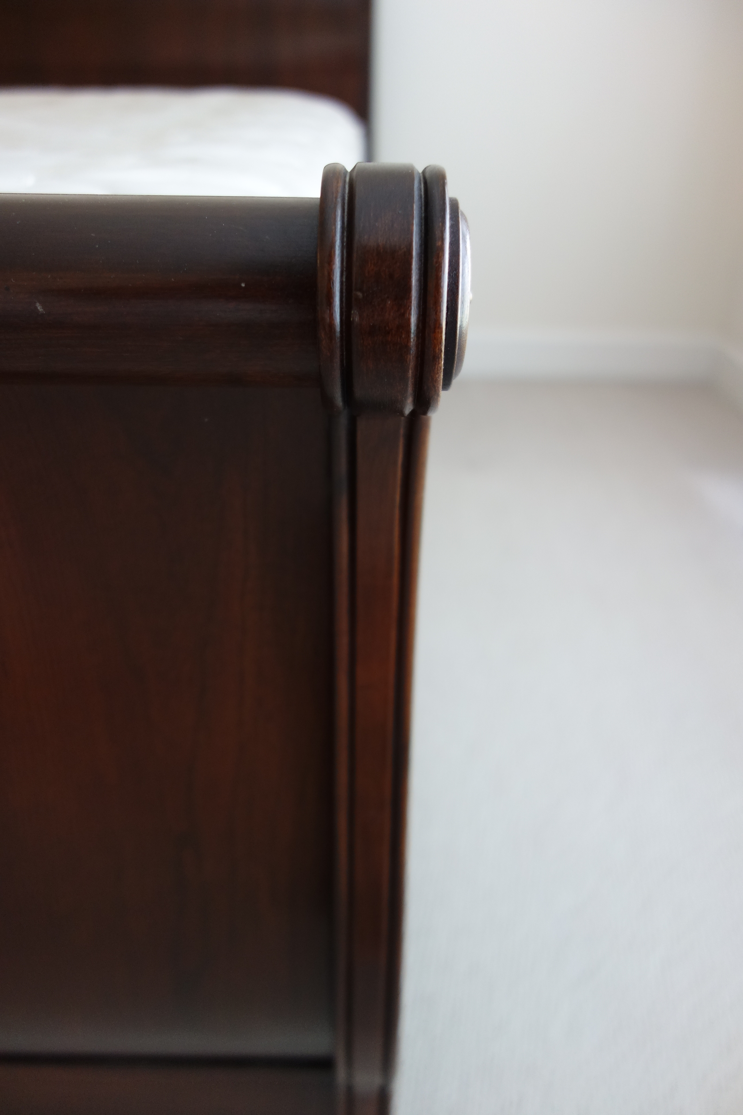 Ethan Allen Georgian Court Queen Sleigh Bed