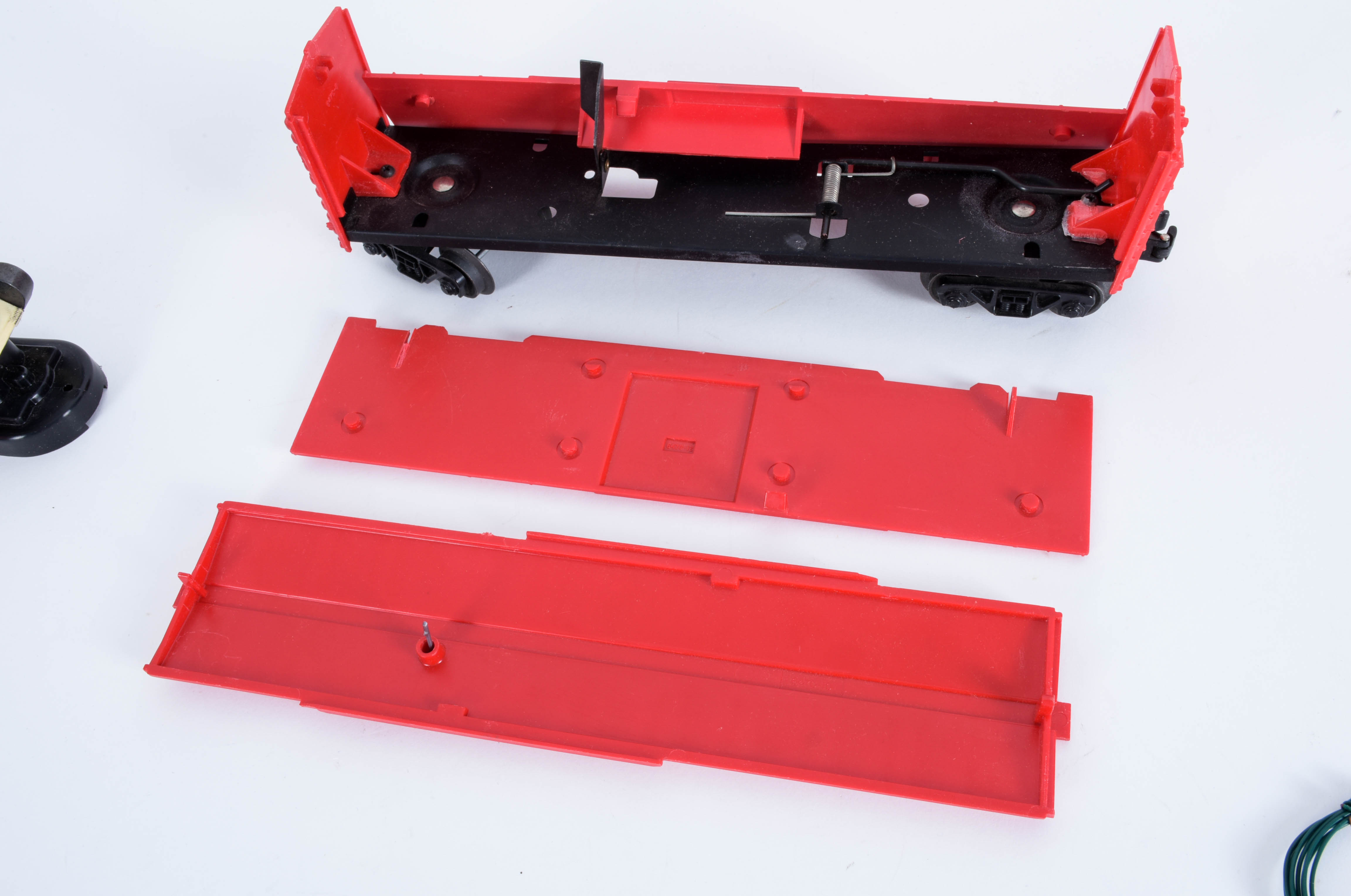 Vintage Lionel Train Cars and Accessories