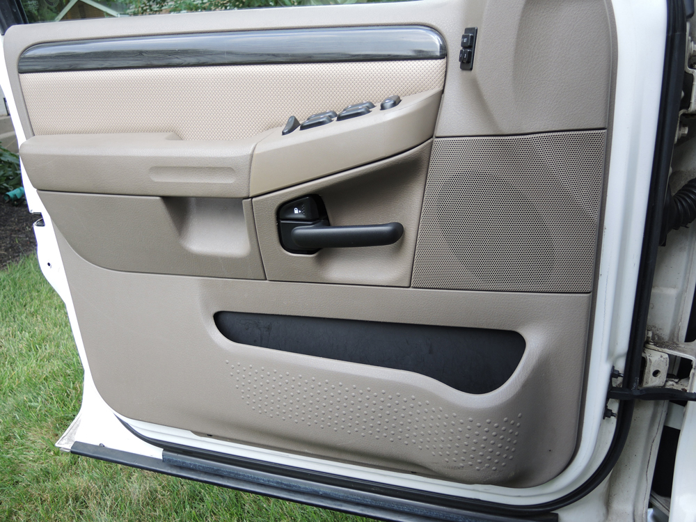 2002 4WD Ford Explorer Limited with 3rd Row Seating and V-8 Engine