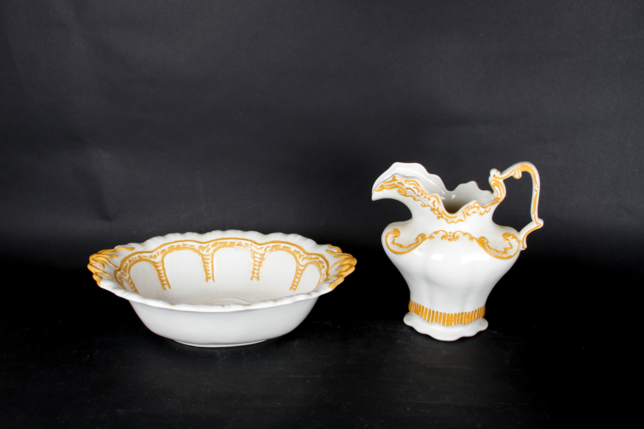 Arnel's Pitcher and Wash Basin