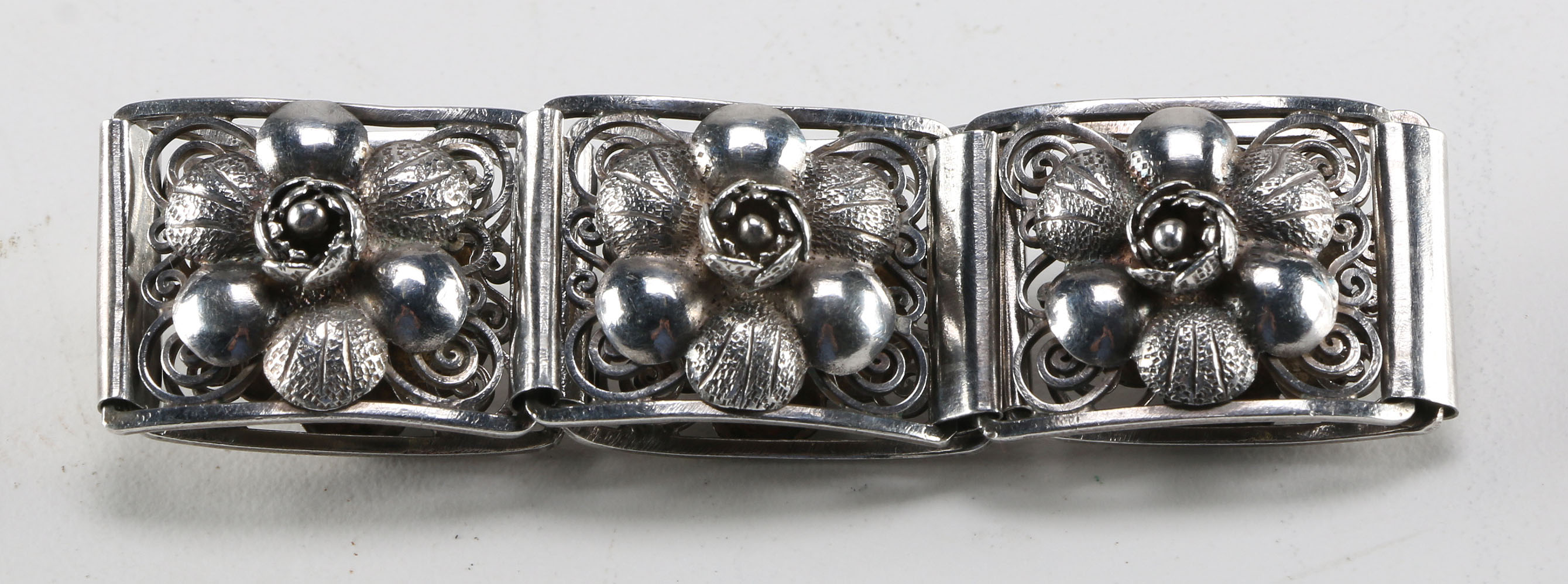 Set of 850 Silver Earrings and Bracelet