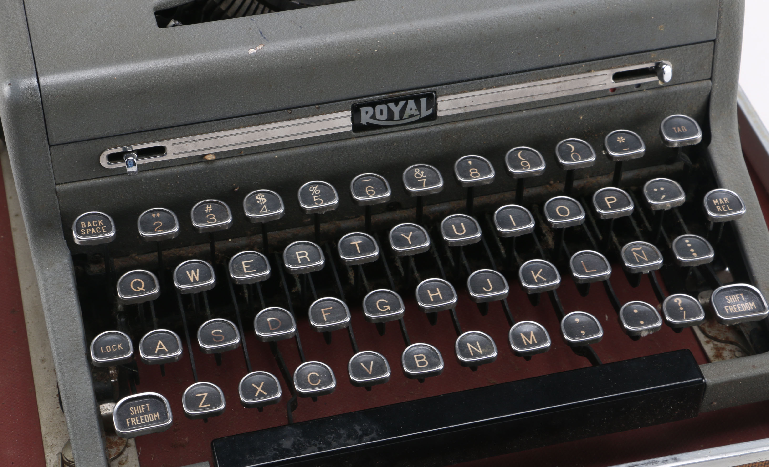 Circa 1940s Royal "Quiet DeLuxe" Typewriter