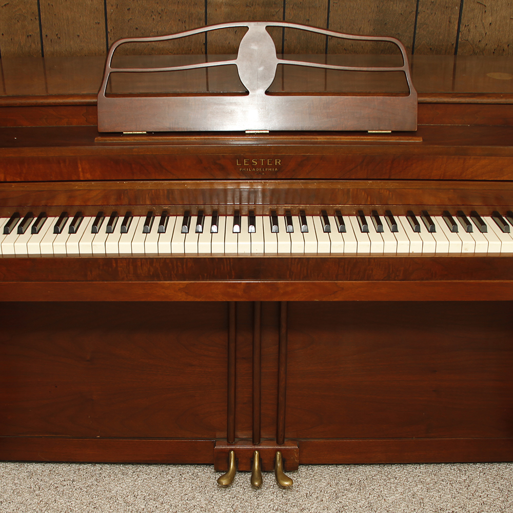 Mid-20th Century Lester Philadelphia Betsy Ross Spinet Piano