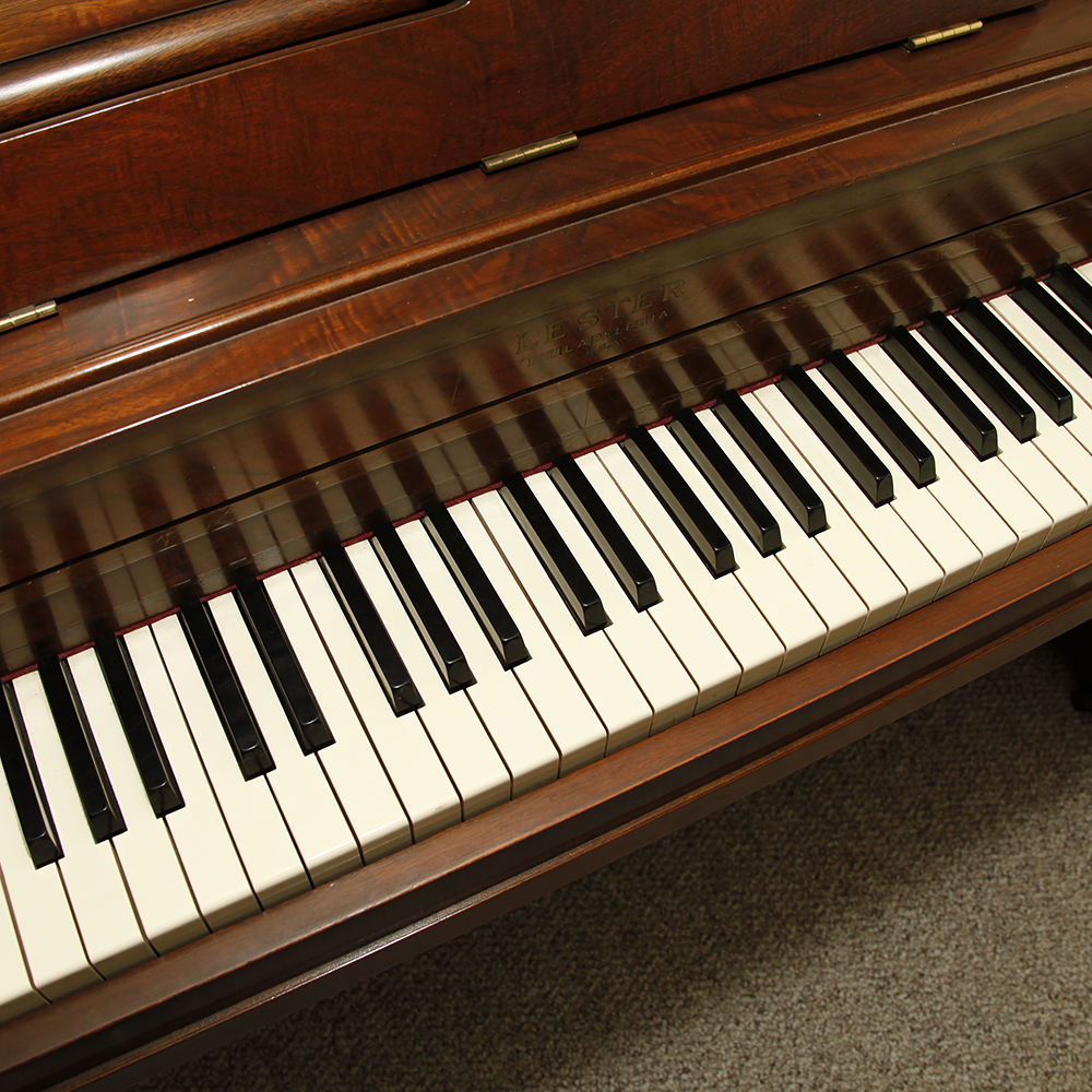 Mid-20th Century Lester Philadelphia Betsy Ross Spinet Piano
