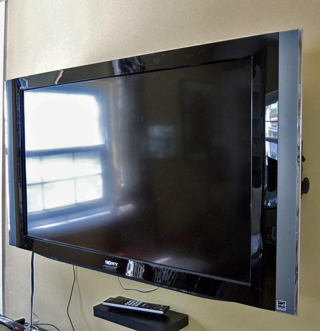 Sony Bravia 40" LCD Digital TV with Wall Mount