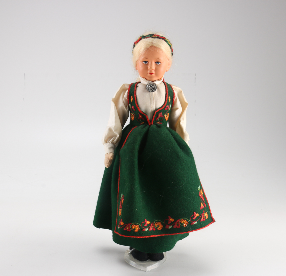 Madamme Alexander and Ronnaug Petterssen Dolls