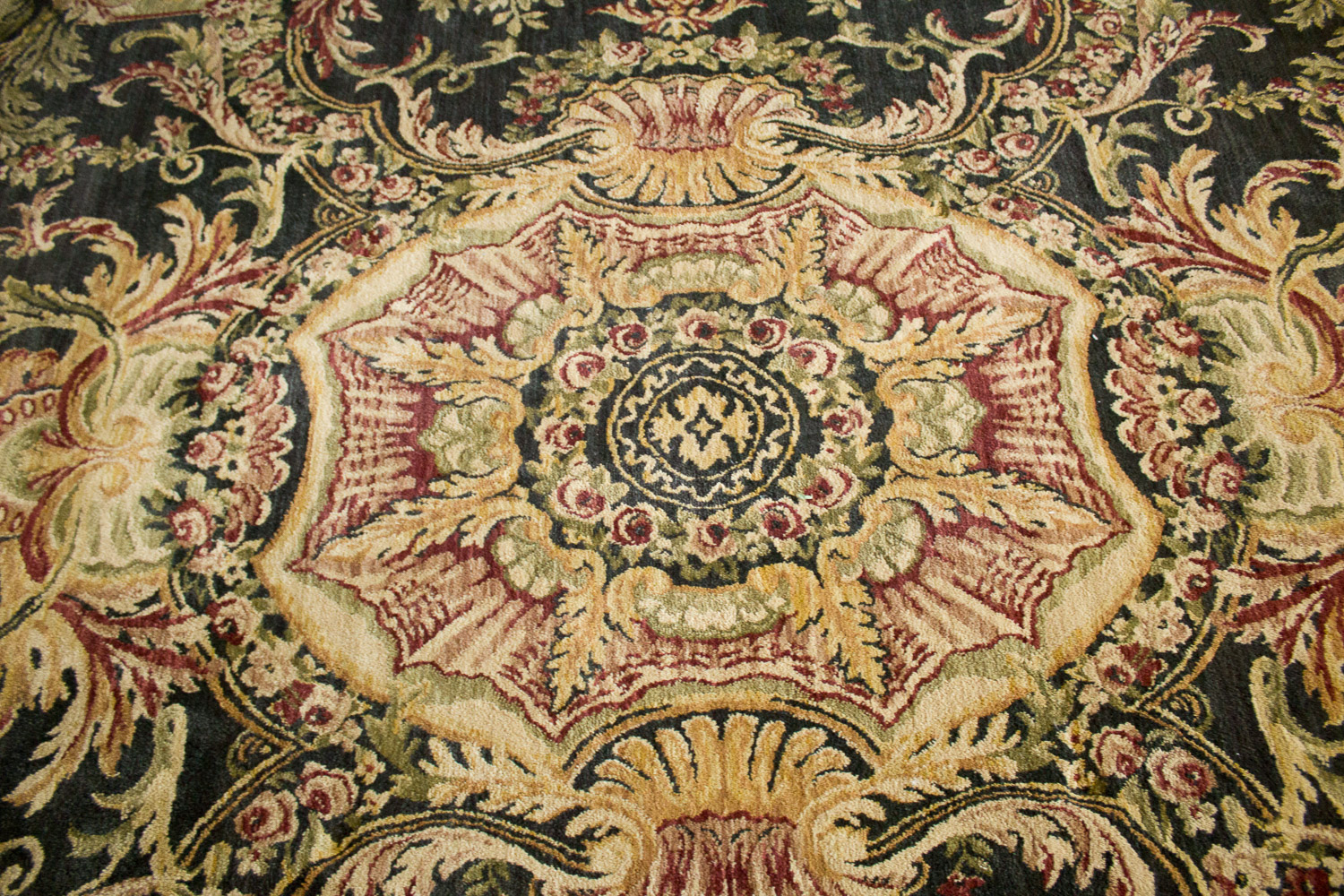 Shaw Living "Antiquities Collection" Machine Woven Area Rug