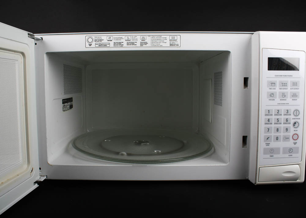 GE Turntable 1100 Watt Countertop Microwave Oven