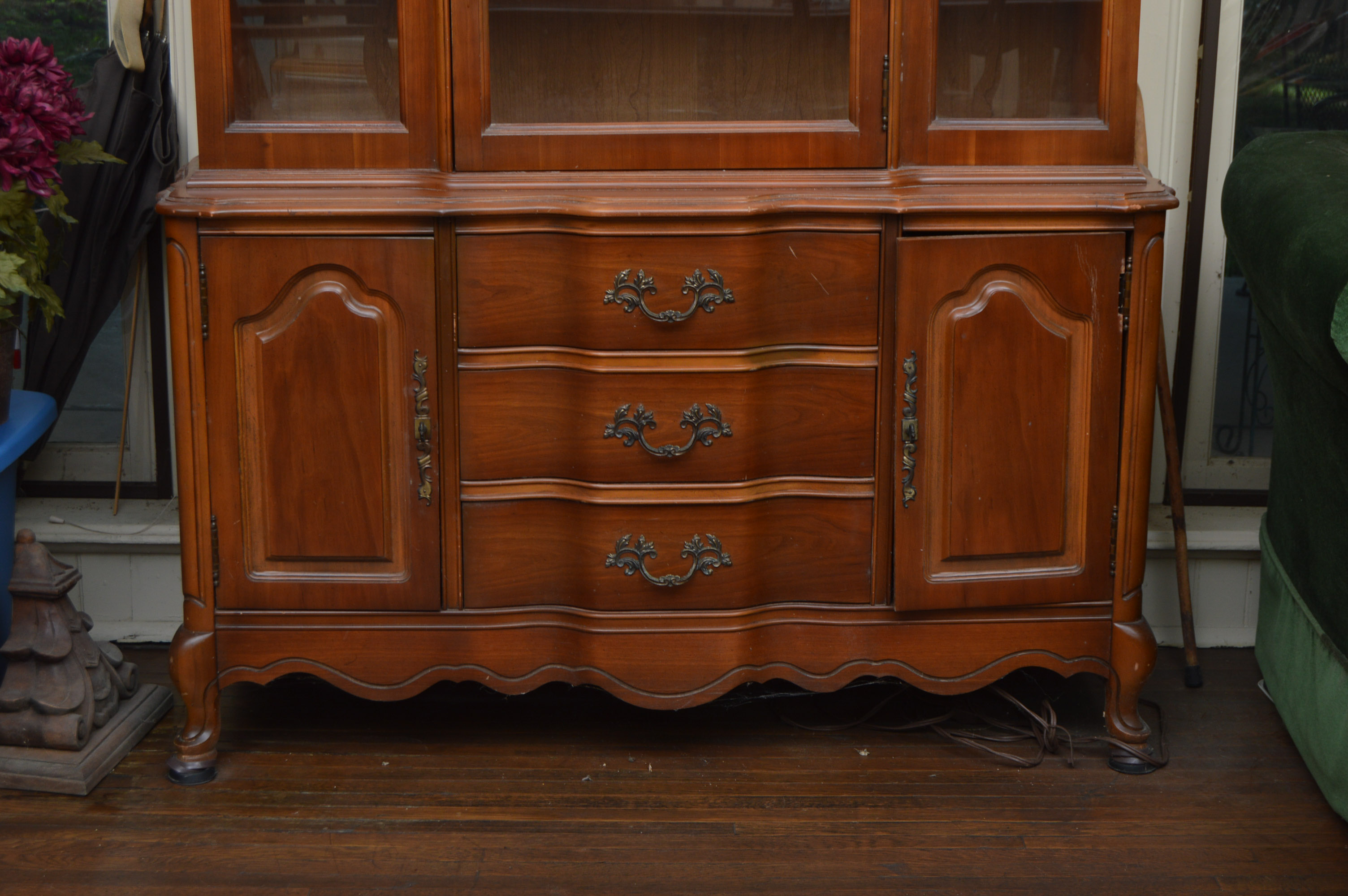 Bassett Furniture French Provincial Style China Cabinet