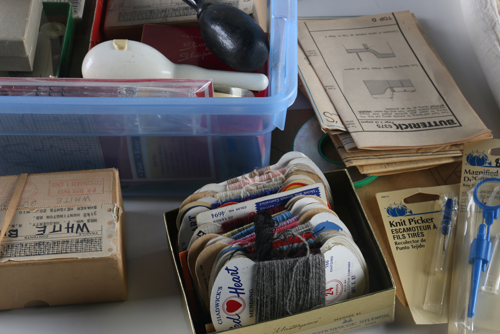 Singer "6212c" Sewing Machine and Sewing Accessories