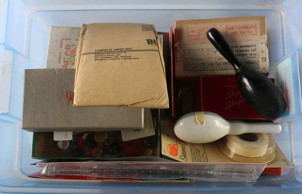 Singer "6212c" Sewing Machine and Sewing Accessories