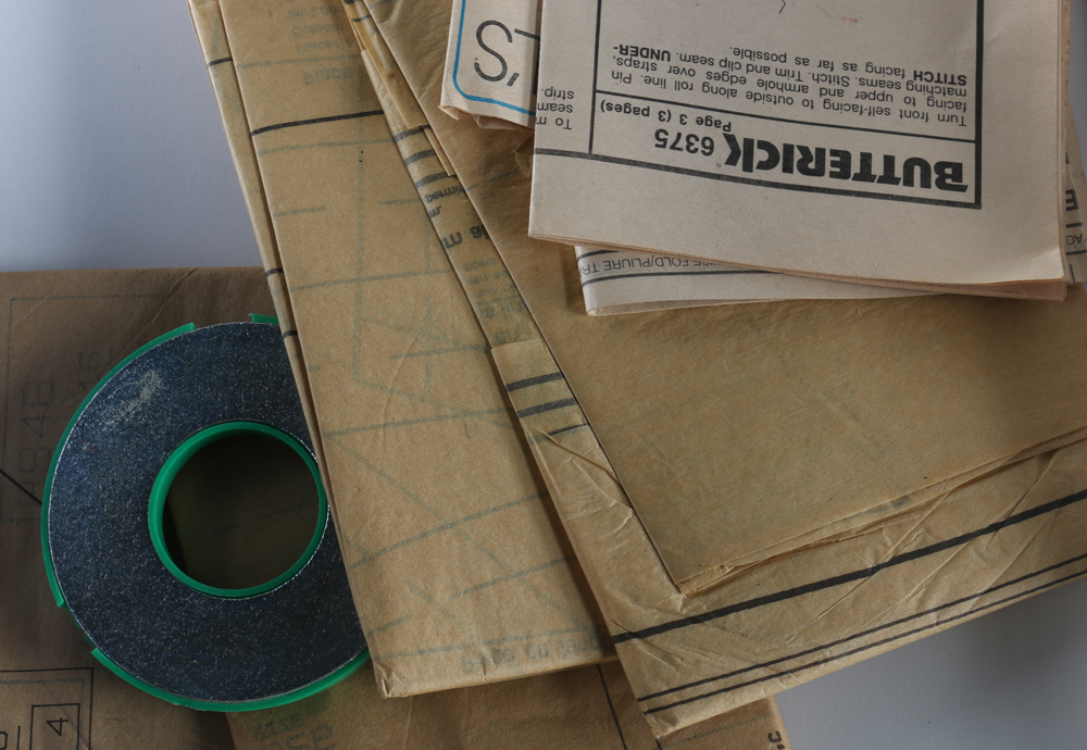 Singer "6212c" Sewing Machine and Sewing Accessories